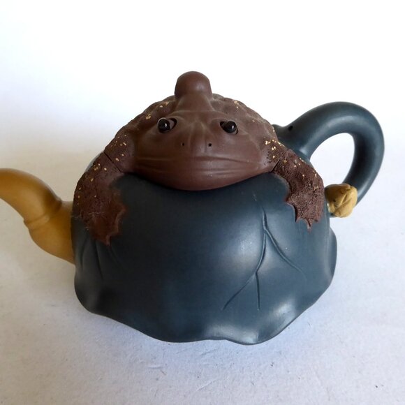 VINTAGE NEW TRADITIONAL CHINESE YIXING ZISHA TOAD FROG HANDMADE CLAY TEAPOT - Picture 2 of 16